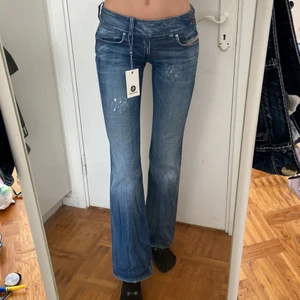 Diesel lågmidjade jeans - Säljer lågmidjade jeans från Diesel för jag har för många. Skicket är superbra, köpta från Tradera men aldrig använda av mig. Jag är 177cm som referens och längden är perfekt.  