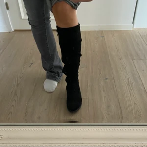 Svarta stövlar - Säljer dessa svart stövlar i mocka då de var förstora för mig:/ köpta på sellpy men i bra skick! Storlek 38 och kostar 200kr plus frakt❤️