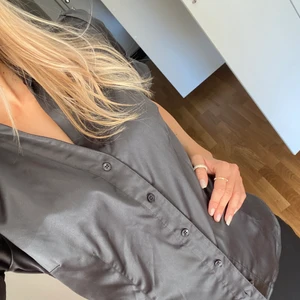 Blus RILEY S - Säljer en blus ifrån RILEY. Knappt använd. Jättefin passform storlek Small!! 😍