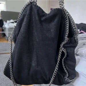 Stella McCartney likande väska  - Jätte fin stor och rymlig väska som är perfekt nu till skolan och man får plats me allt möjligt❤️