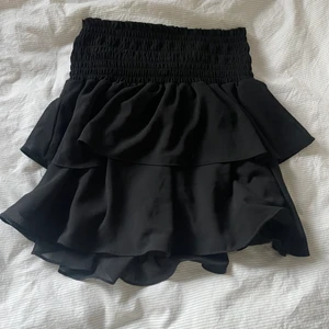 Volangkjol!! - Säljer denna trendiga volangkjol från chelsa!! Köpt för 450 kr. Skriv för frågor, bilder osv!💘💘