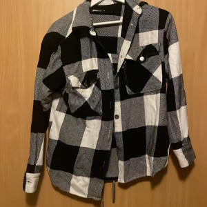 Jacka  - Jacka från Gina tricot i stl xs, säljer för 150 