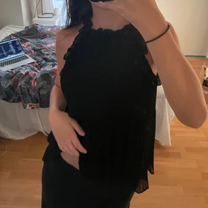 volangtopp - svart blustopp med volanger från zara. fint skick! 💖