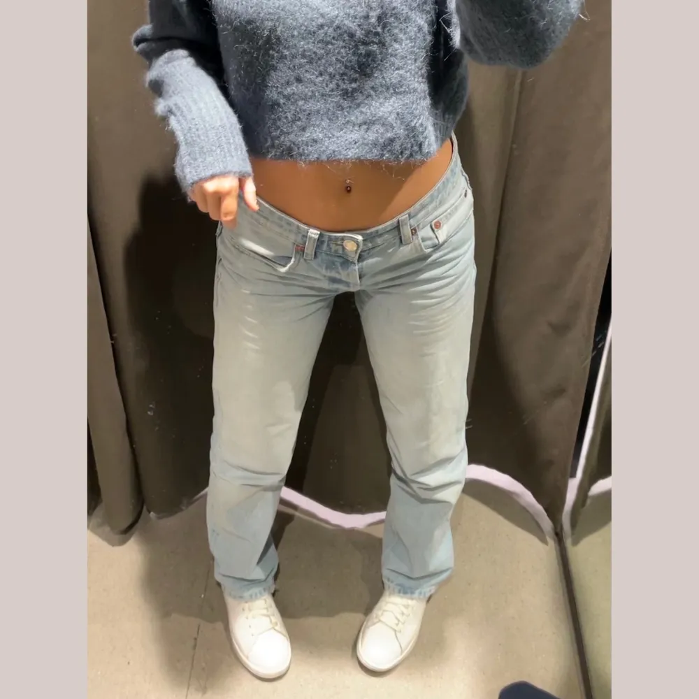 Säljer mina skitsnygga och assköna zara jeans. De är midwaist och raka i storleken 38, skriv för fler mått! Köparen står för frakten på 66kr och betalning sker privat via swish, så tryck INTE på köp nu!!!!. Jeans & Byxor.