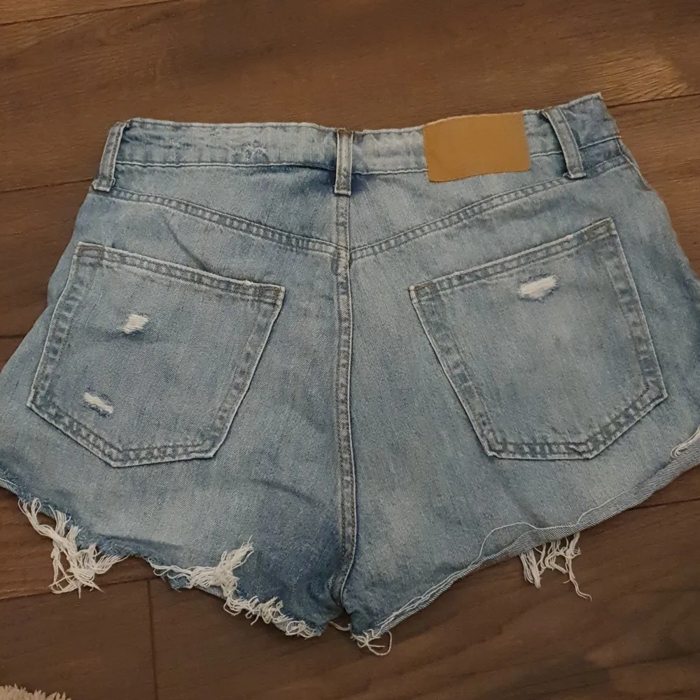 Högmidjade korta shorts. Sparsamt använda. Knappar istället för dragkedja och är 100% bomull. Små i storleken!. Shorts.