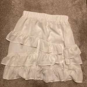 Volangkjol - Så gullig vit volangkjol köpt på NA-KD (materialet gör sig inte till rätta på bilden)