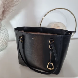 Ralph Lauren väska  - Perfekta vardagsväskan, Fint skick i äkta läder.