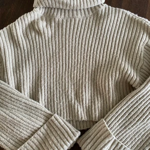 Gina tricot strl L - En använd tröja som jag vill bli av med! Är strl L men sitter perfekt på mig som är en strl s