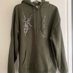 Hoodie  - Grön hoodie från One of One, använd endast fåtal gånger är som ny. Ordinarie pris 1000 kr 