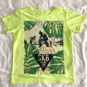 Ljusgrön T-shirt  - Ljusgrön T-shirt med tryck. Bra skick men finns tecken på användning. Köpt på second hand och lappen har klippts bort.