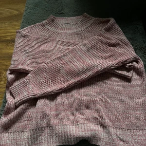 Rosa stickad tröja  - Väl använd stickad tröja från Nakd 