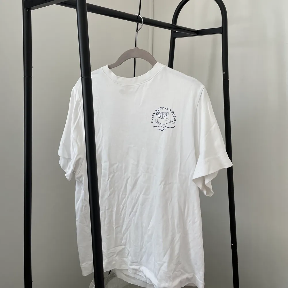 Supercool t-shirt med tryck både på framsidan och ryggen. Väldigt stor i storleken så sitter oversize på mig som vanligtvis har s/xs. Tyvärr kommer den inte längre till användning:(. T-shirts.