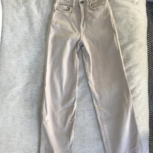 Jeans - Beiga jeans från madlady i storlek 30. Använt ca 20 gånger.