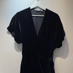 & Other stories velvet omlottsklänning - Svart velvet midiklänning från & Other stories med knytning i midjan. I viskosblanding. Använd en gång. Nypris 600kr