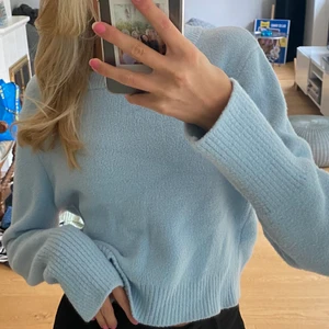 Blå stickad tröja - Jag säljer den mjukaste tröjan jag äger från zara. Den har en fin blå färg och passar perfekt till hösten. Storlek L men sitter som S. Säljer för 89kr+frakt som köparen står för!💙