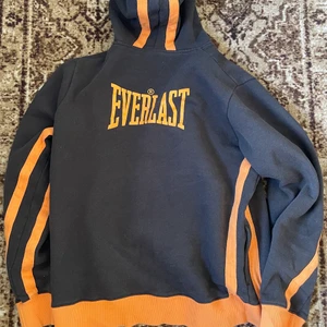 Everlast tröja - Snygg Everlast tröja typ ganska korta vid armarna passar nog s och m bra skick!