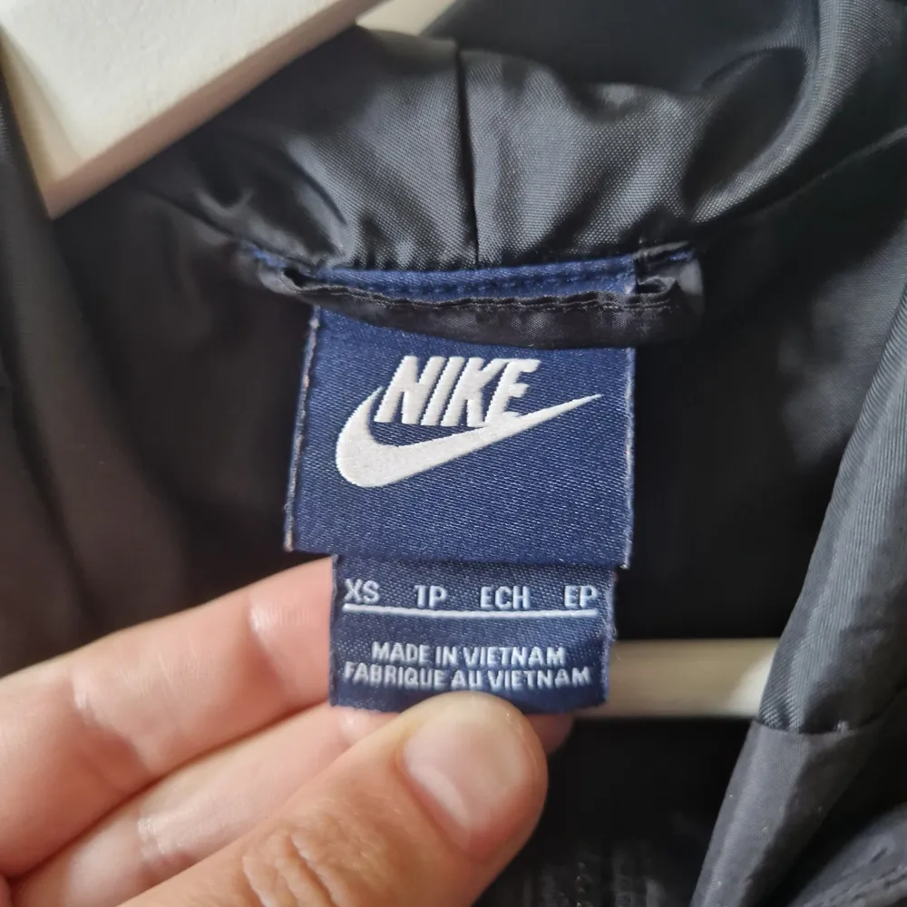 En nike vindjacka i storlek xs som ny. Pris går o diskutera . Jackor.