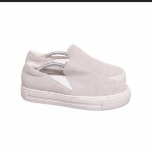 Gråa sneakers  - Säljer dessa as snygga skor ifrån hm då de va för stora för mig. Köpta på sellpy, aldrig använda av mig😍 Använd INTE köp direkt funktionen