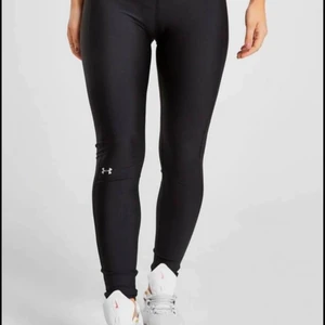 Under Armour tights  - Helt nya Under Armour tights, med lappar kvar. Storlek S  350kr  Finns även sport-bh till, se mina andra annonser   Under Armour sport-bh - M  250kr  Nike studio fitness gloves - XS 200kr  Nytt, oanvänt med lappar kvar! 