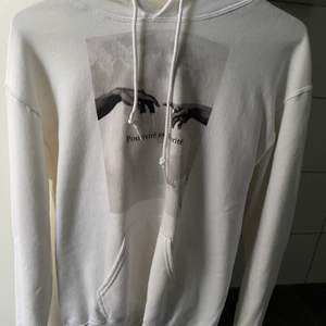 En vit fin hoodie från Emplece. Kostar 600 kr säljer för 250 kr