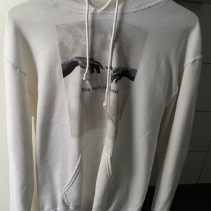 Huvudtröjor&träningströjor - En vit fin hoodie från Emplece. Kostar 600 kr säljer för 250 kr