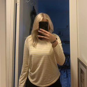 Randig långärmad tröja st M - En gul och vit randig långärmad tröja i bra skick som knappt är använd. 