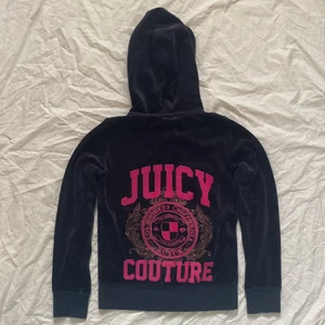 Y2k vintage juicy couture huvtröja - ⭐️ KOLLA IN MIN PROFIL FÖR EN ANNAN HUVTRÖJA FRÅN JUICY! ⭐️ snygg vintage juicy couture från deras gamla kollektion. För liten för mig så säljer vidare. Strl US 8 på lapp men passar XXS/XS eller mindre. Köparen står för frakt. ❤️