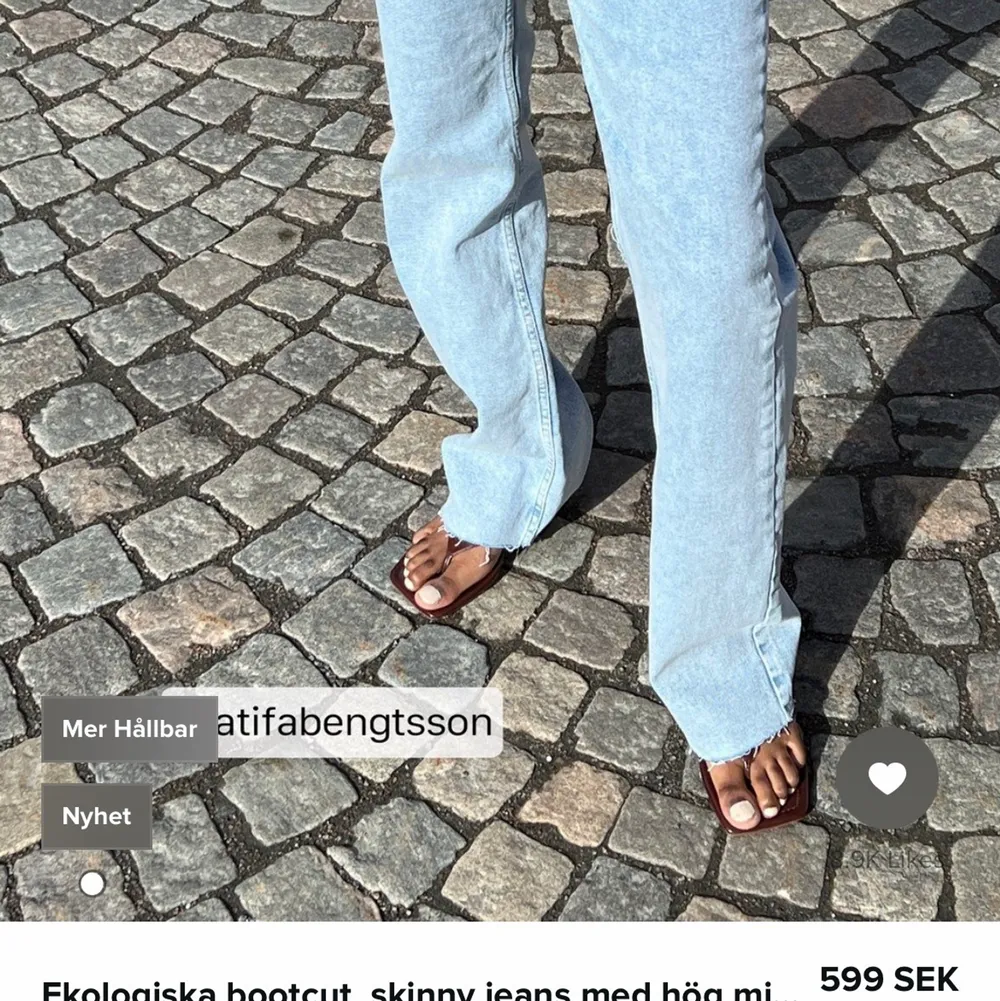 säljer dessa jeans från NA-KD köptes för 600 kr och är helt oanvända. de är långa på mig som är 168 ungefär men inte jätte långa. Storlek 36/S. Jeans & Byxor.