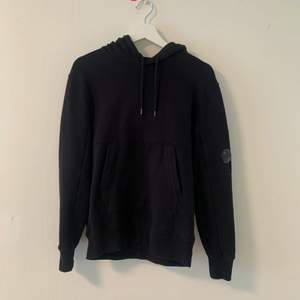 C.P. Company Hoodie lens svart storlek s  Nypris 2400 