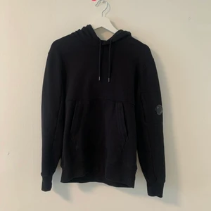 C.P. Company hoodie  - C.P. Company Hoodie lens svart storlek s  Nypris 2400 