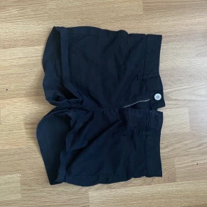 Svarta shorts - stretchiga  - Storlek s