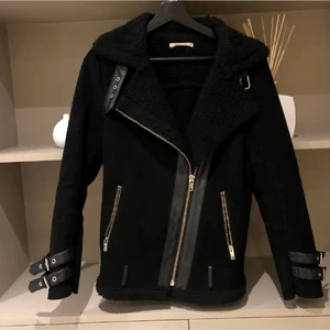 Jacka - Svart biker jacket från Gina Tricot i storlek 34. Så himla varm och gosig🤠