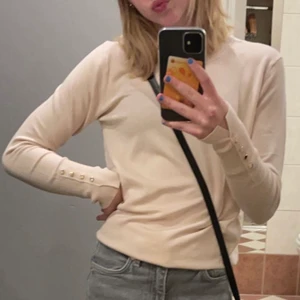 Zara tröaja - Fin zara tröja som är ganska trendigt just nu. Den är nästan aldrig använd och är i jätte bra skick. Jätte skön. Storlek S men skulle säga XS