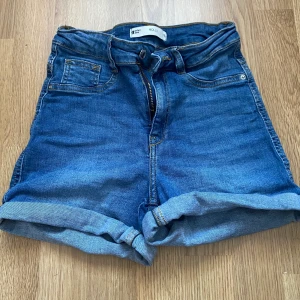 blåa shorts  - S