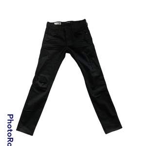 Svarta replay jeans i modellen anbass. Nästan Oanvända. Svartfärgade med snygga förgjorda ”slitningar”. Ganska slimfit och sköna. Orginalpris 1000kr. Storlek 28 i midja och 32 i längd.