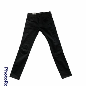 REPLAY anbass jeans svart. - Svarta replay jeans i modellen anbass. Nästan Oanvända. Svartfärgade med snygga förgjorda ”slitningar”. Ganska slimfit och sköna. Orginalpris 1000kr. Storlek 28 i midja och 32 i längd.