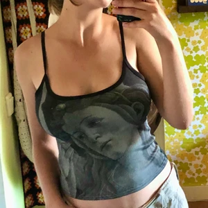 Linne med Mariatryck - Gullig croptop med tryck av jungfru Maria! Köpt på humana. Hmu om du är intresserad, frakt tillkommer ♥️♥️