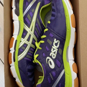 Asics strl 40,5 - Oanvända endast provade, för stora för mig tyvärr. Har en liten fläck av något på ena snöret, se bild, därav pris. 