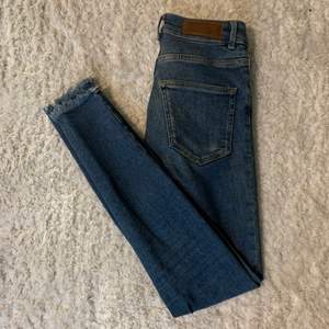 Nya jeans från bikbok strl. XS  Kan fraktas då köparen står för frakten.  