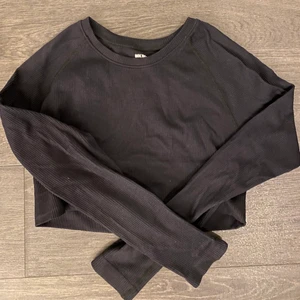 Träningstopp  - Ribbad croppad träningstopp från bikbok i strl L. Oanvänd då den var för stor.