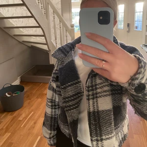 Jacka - Söt rutig jacka från designby_si💞 storlek S🫶🏼