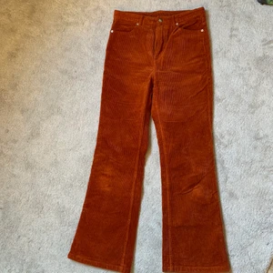 Monki Manchesterbyxor  - Rikigt coola Manchesterbyxor från Monki. Köpte för ett tag sedan men bara använda ett fåtal gånger. Säljer då dom är lite stora<3 Kan mötas upp eller skicka 