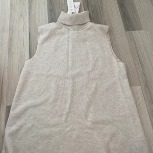 Topp zara  - Säljer denna beiga topp från zara med polo! Helt ny och aldrig använd. Strl L men jag med strl xs kan ha de. Säljer för 50kr + frakt.