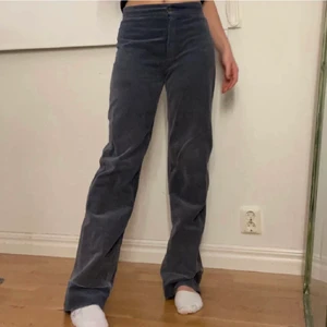 blå-grå manchesterbyxor/jeans. - Superfina. Köpta här på plick men kommit knappt till användning då de var lite för stora på mig. Passar någon med storlek 36💓 sista bilden är min, de andra är från tidigare säljaren! Klaraflygare här på plick. Frakt 66 kr