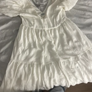 Klänning  - Jätte fin klänning från bubbelroom i storlek XS! Säljer då den inte kommit till användning💗 skriv privat för fler bilder!