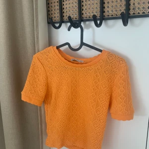 Zara topp - Fin orange topp från Zara i storlek S. Aldrig använd pga för liten, skulle säga att den är mer en XS.