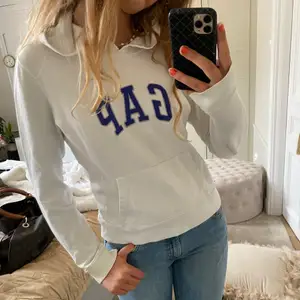 Skit snygg och mysig hoodie från gap som jag tyvärr växt ur💕