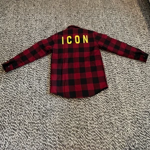 Dsquared2 Jacka - Nu är det dags för mig att sälja min flanelljacka från dsquared2. Jag fick den för två jular men jackan har aldrig riktigt kommit till användning.  Den är köpt på NK för 2499 och är 9/10 skick. Den är i barnstorlek 14 men passar xs och s. Skriv för info!