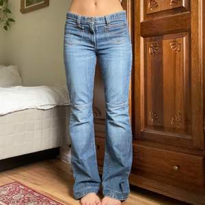 lågmidjade bootcut dolce & gabbana jeans 😭😭😭😭 jag är 170cm lång och har vanligtvis storlek w26 i jeans