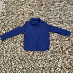 Ralph Lauren jacka - Jättesnygg oanvänd Ralph lauren jacka. Köpte den, men i fel storlek och har inte orkat lämna tillbaka den. Storleken är L i barnstorlek, men passar xs och s i vuxenstorlek. Nypris: 1395, Mitt pris:300 kronor. Hör av er för mer bilder eller frågor!